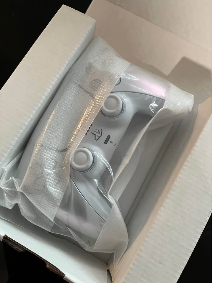 Sony PlayStation 5 DualSense Wireless Controller - Chroma Pearl - photo 5