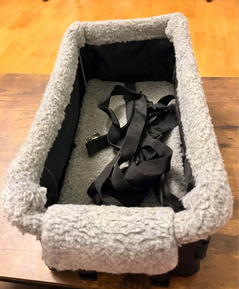 Small Dog Car Booster Seat – Like New – Up to 9kg - photo 3