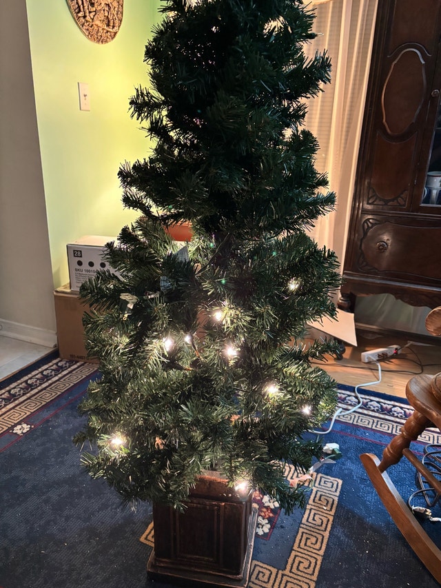 Noma 5’ Lighted Richmond Potted Pine Tree - photo 2