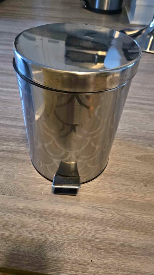 2 small garbage bins, clean and good condition