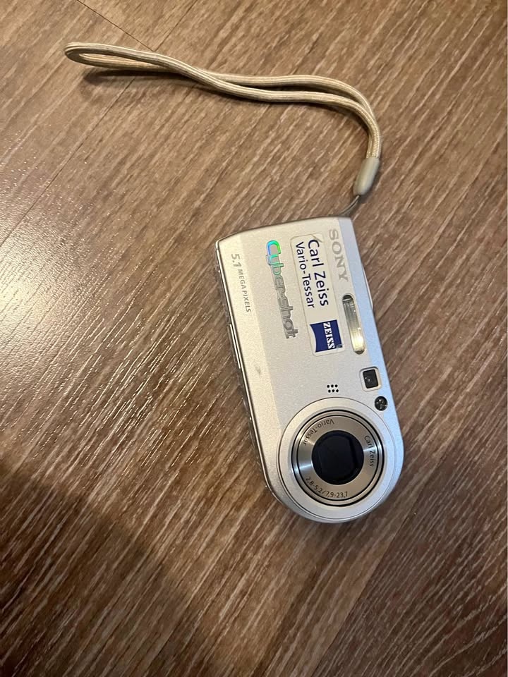 Sony Cyber-shot 5.1 MP Digital Camera Carl Zeiss Lens