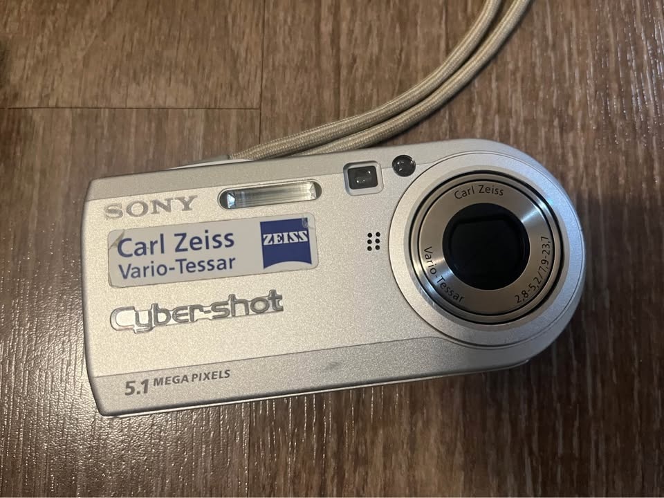 Sony Cyber-shot 5.1 MP Digital Camera Carl Zeiss Lens - photo 2