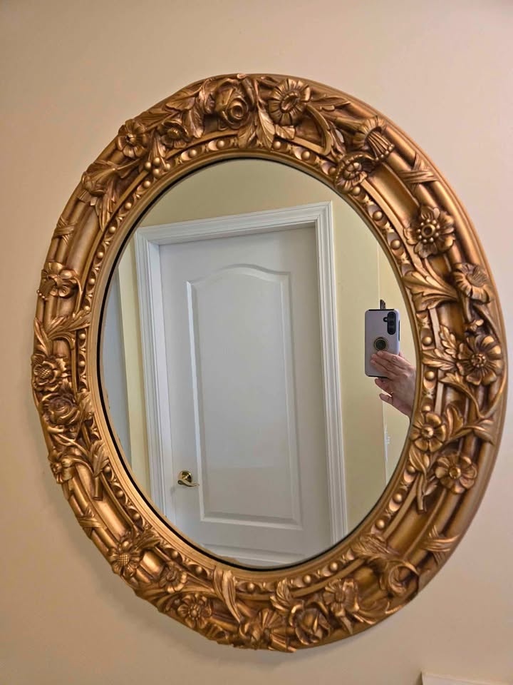 Very Elegant and Unique Mirror - BEST PRICE AND CONDITION