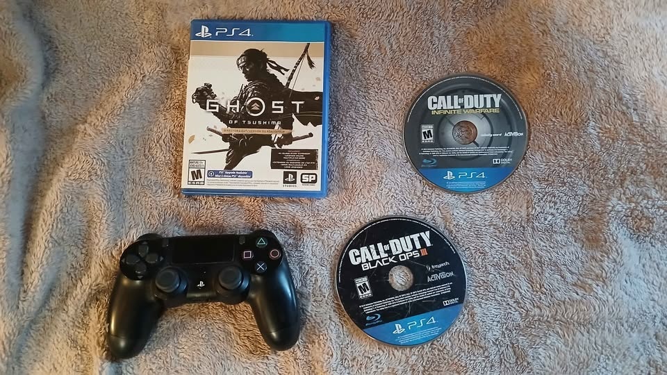 MOVING - PS4 1TB + 1 Controller + 7 Games (3 disc's,4 drive) - photo 2