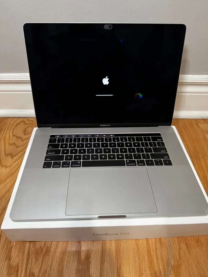 Apple Macbook Pro 2017 16GB 256GB Silver A1707 Touch Bar image indicator(2)