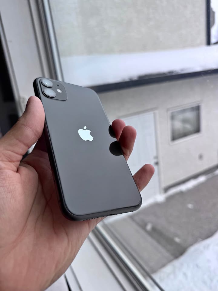 (FREE DELIVERY) iPhone 11 64GB Black Unlocked