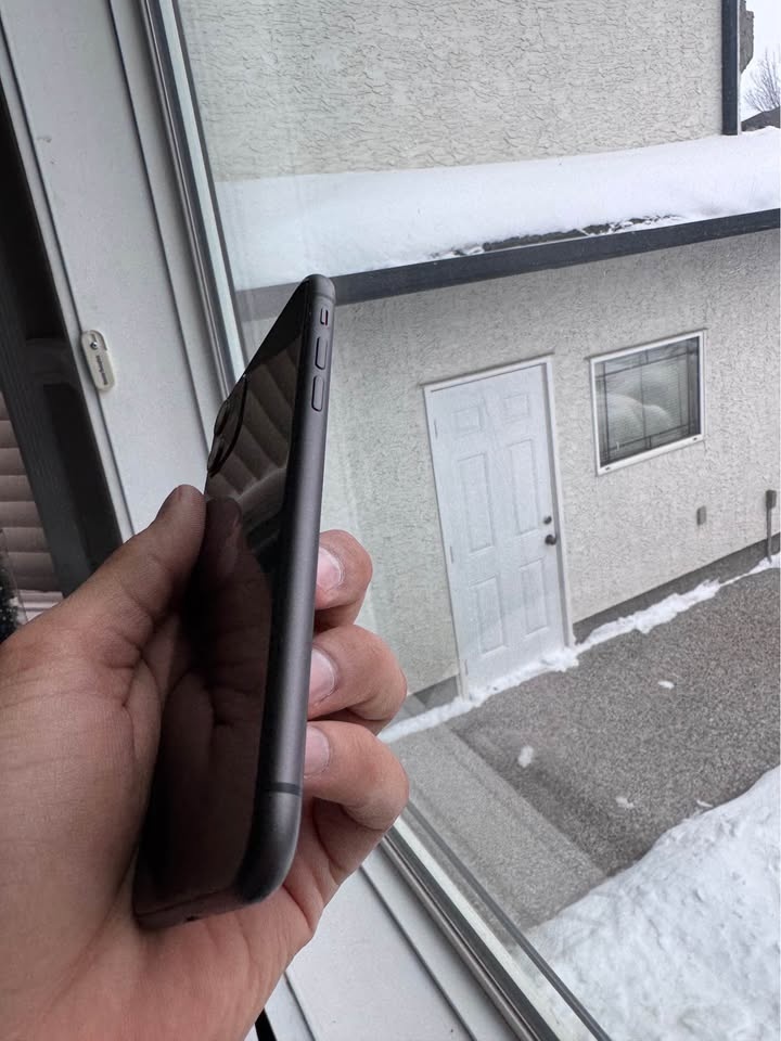 (FREE DELIVERY) iPhone 11 64GB Black Unlocked - photo 3