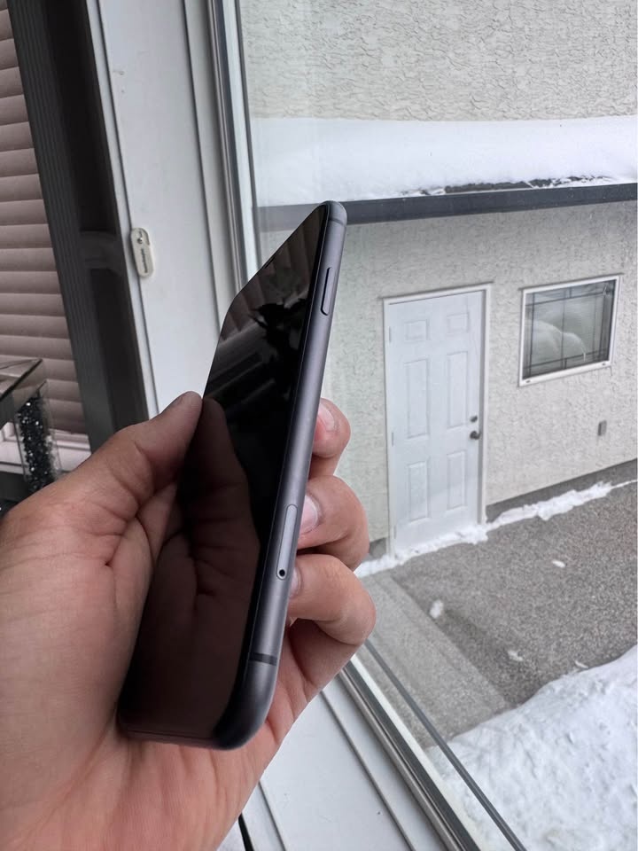 iPhone 11 64GB Black Unlocked Mint Condition - photo 3