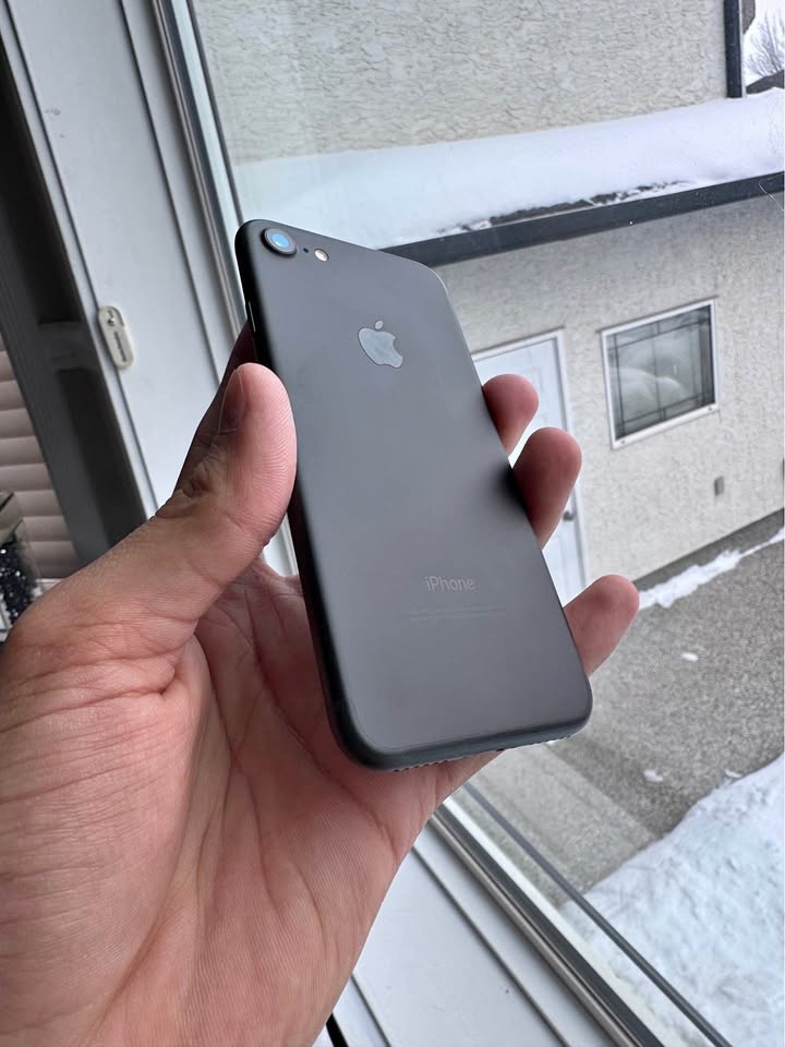 (FREE DELIVERY) iPhone 7 32GB Black Unlocked Mint Condition