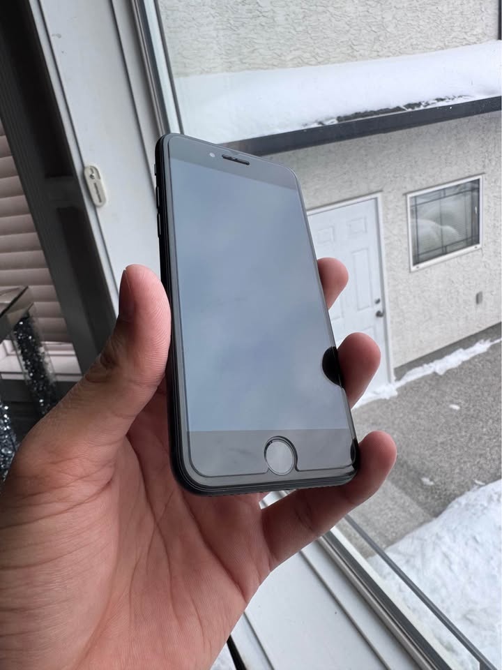 (FREE DELIVERY) iPhone 7 32GB Black Unlocked Mint Condition - photo 2