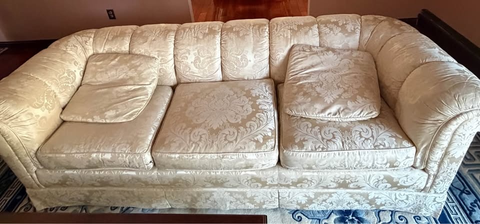 Cream Damask Pattern Silk Sofa - photo 2