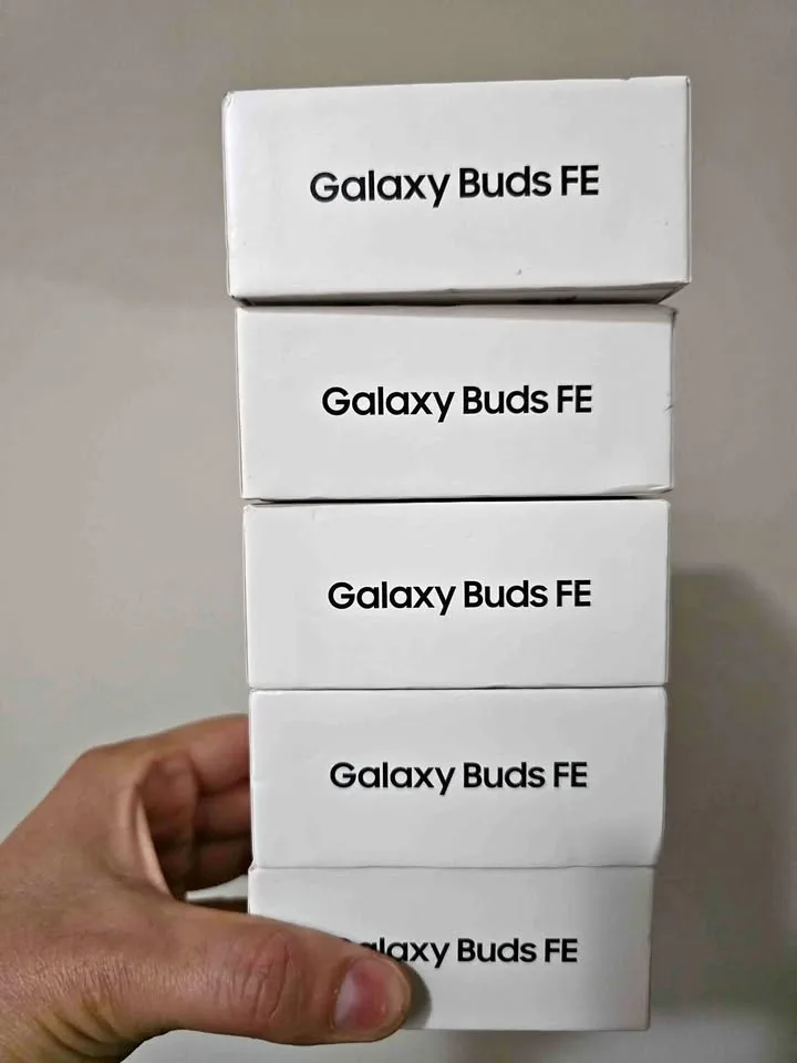 Samsung Galaxy buds FE - White coloe thumbnail