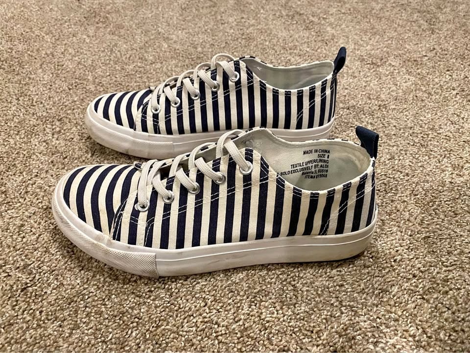 Women’s Size 8 Navy & White Fashion Sneakers $7