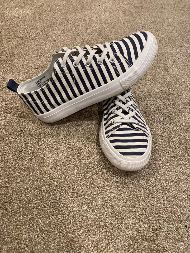 Women’s Size 8 Navy & White Fashion Sneakers $7 - photo 3