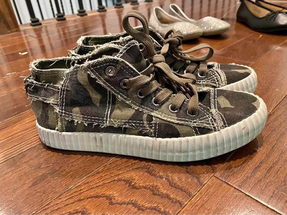 Big Girls Size 6 Fashion Sneakers $5