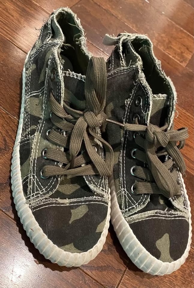 Big Girls Size 6 Fashion Sneakers $5 - photo 2