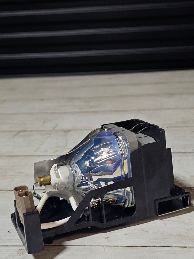 TLPLV3 Projector Lamp with Housing Compatible with Toshiba - photo 2