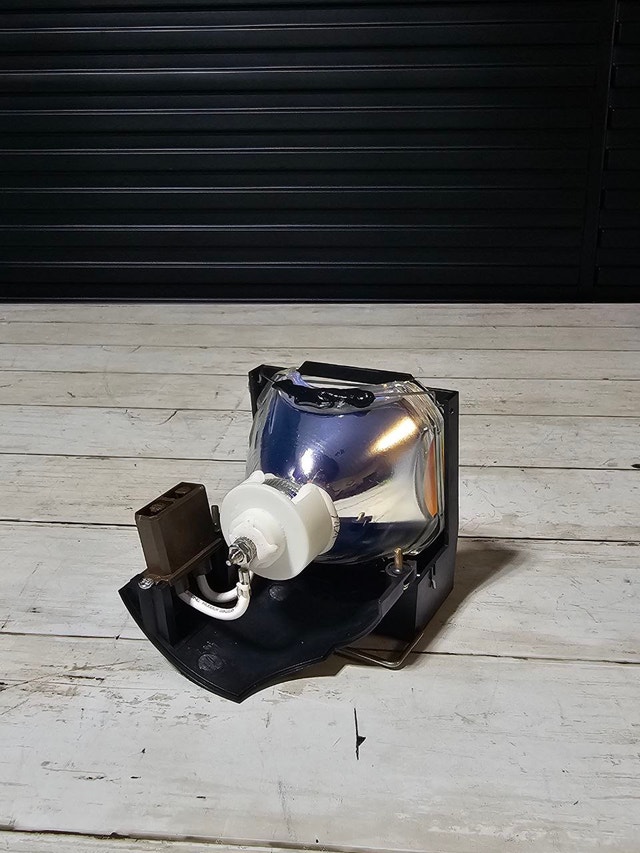 Projector Lamp VLT-X300LP Replacement - photo 4