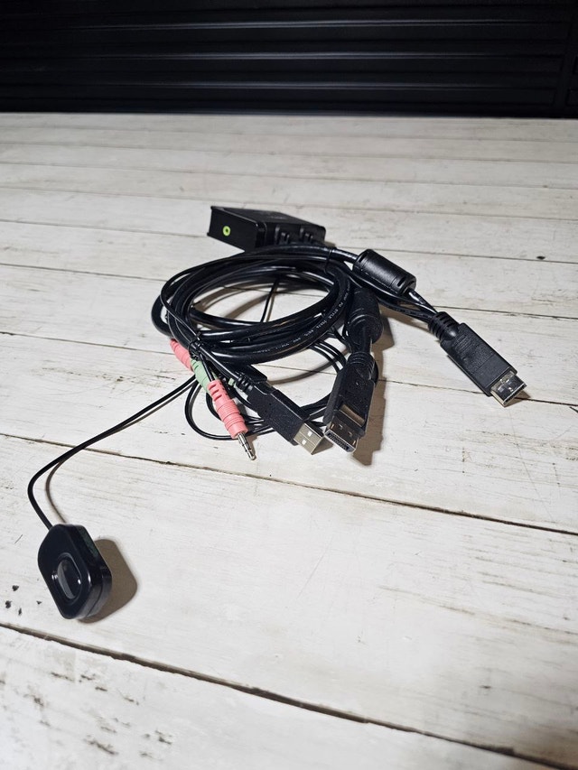 StarTech.com 2 Port USB HDMI KVM Switch - photo 2