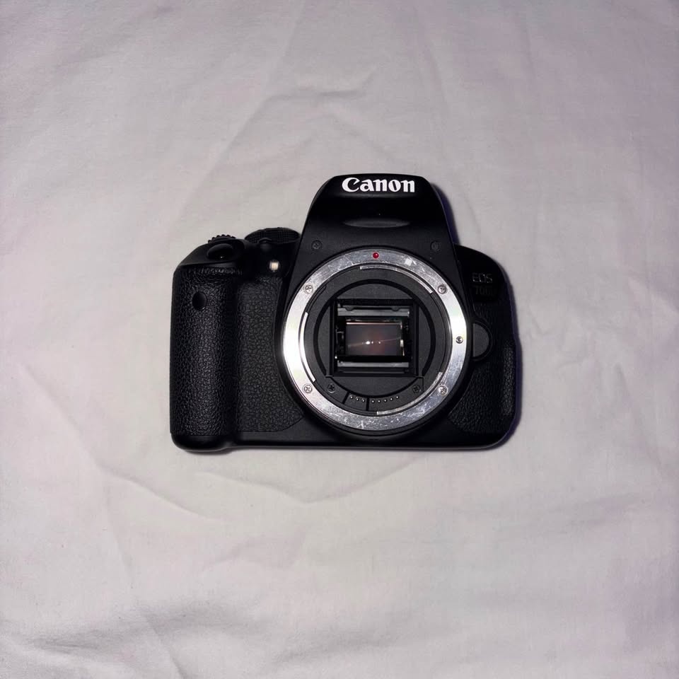 Canon 700D + Attachments & Battery - photo 2