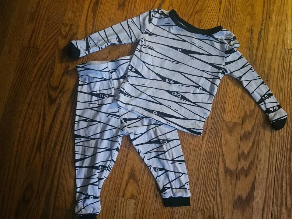 Halloween 12m-18m Pajamas and love sleeve image indicator(2)