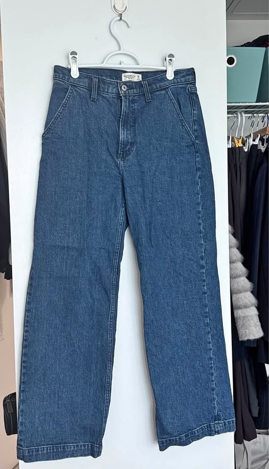 Abercrombie 90s Relaxed Jeans - Size 6