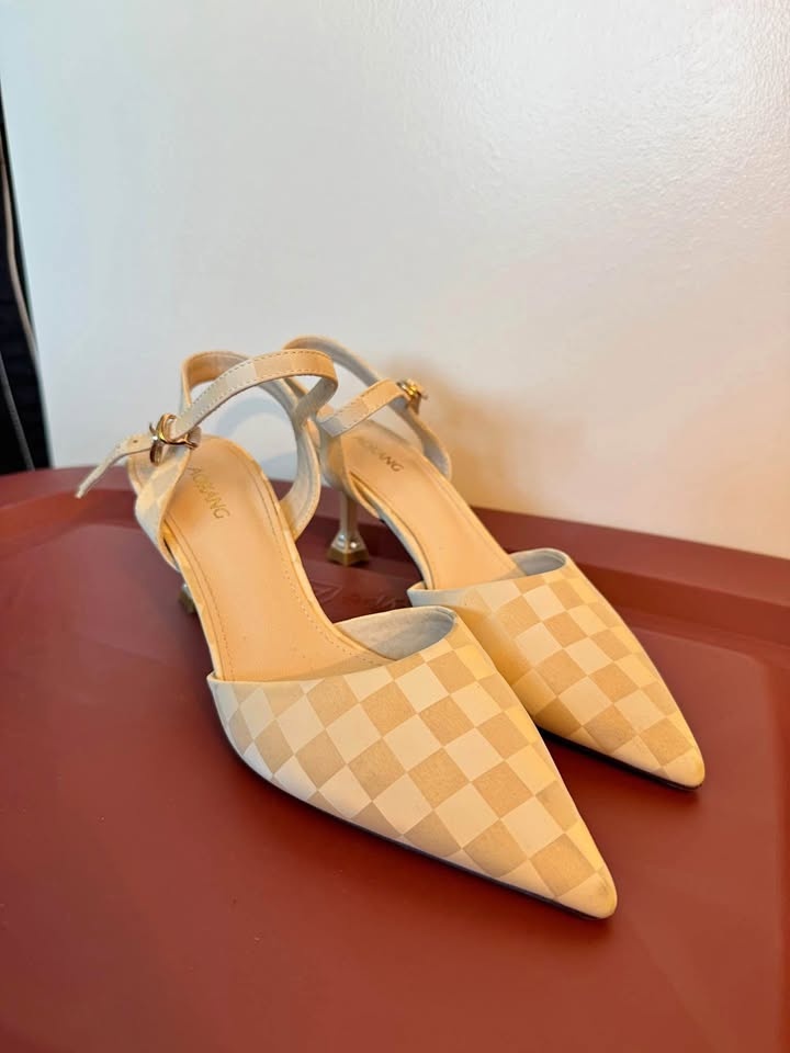 leather pointed kitten heels SIZE 6.5