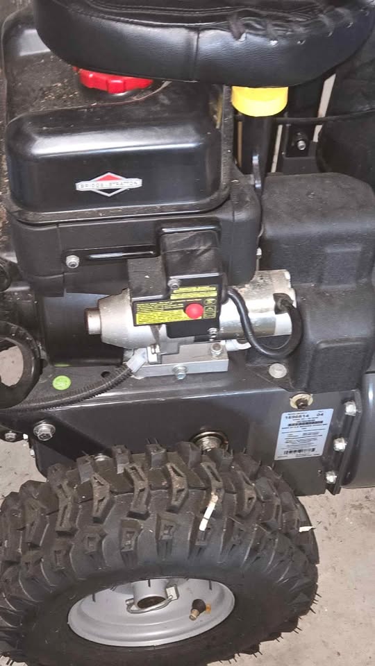 Briggs and Statton Snow blower - photo 2