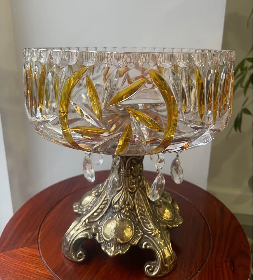 Rare found: Large Crystal Bowl with Gold Accents Ornate Base - photo 2