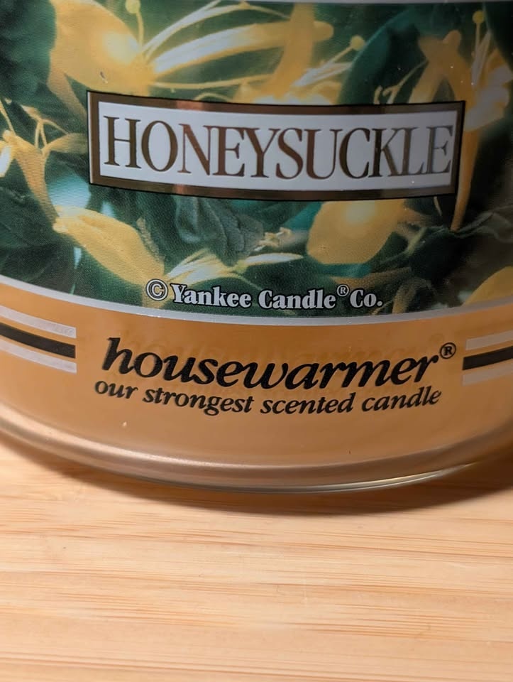Retired Yankee Candle Housewarmer Honeysuckle 14.5 oz - photo 2