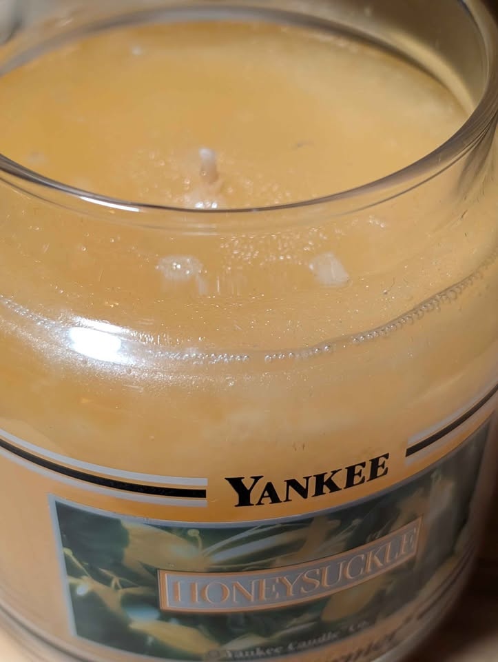 Retired Yankee Candle Housewarmer Honeysuckle 14.5 oz - photo 4