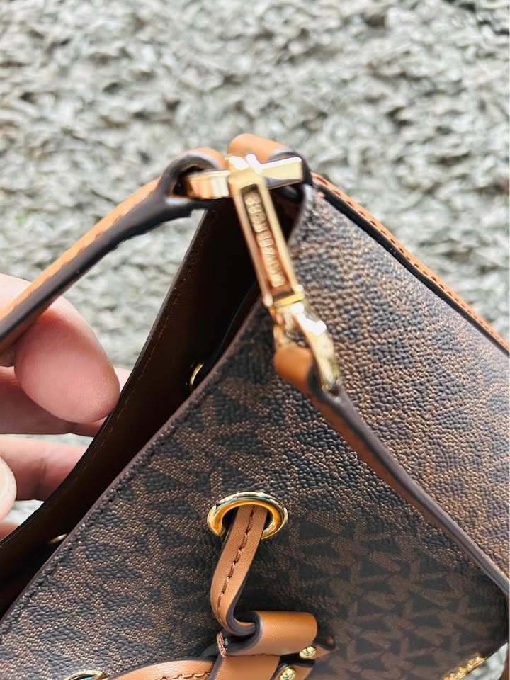 Michael Kors Mercer Small Logo Bucket Bag - photo 5