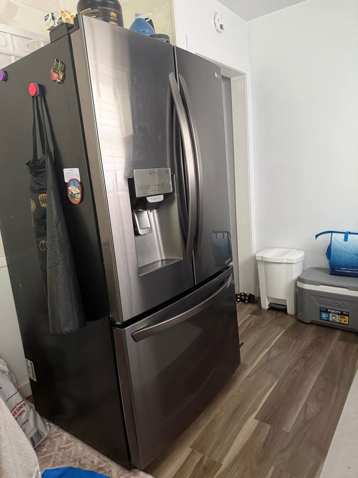 LG Fridge (for parts) - photo 2