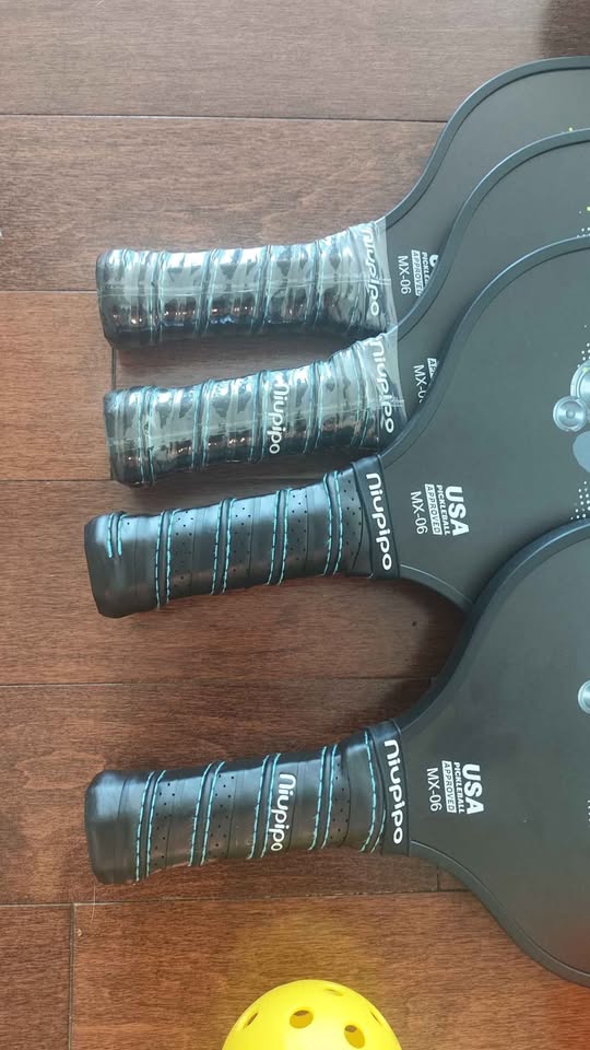 4x pickleball bats + balls + case + extra grips - photo 3