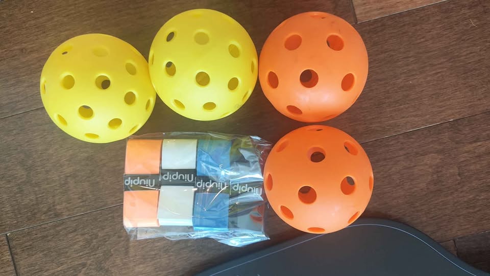 4x pickleball bats + balls + case + extra grips - photo 4