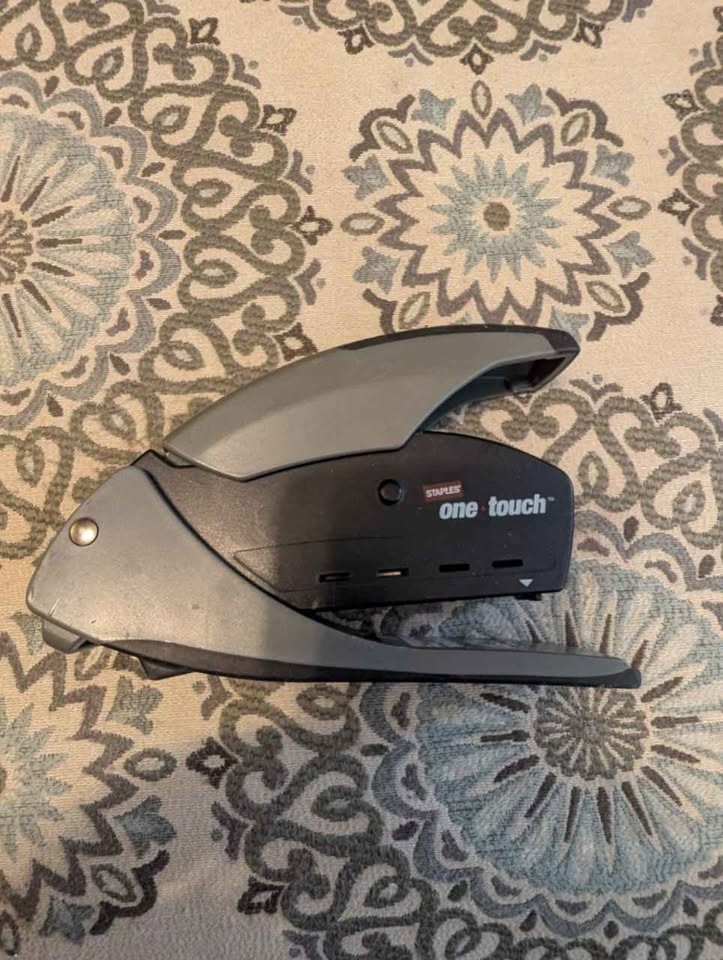 Staples One Touch Stapler - photo 2
