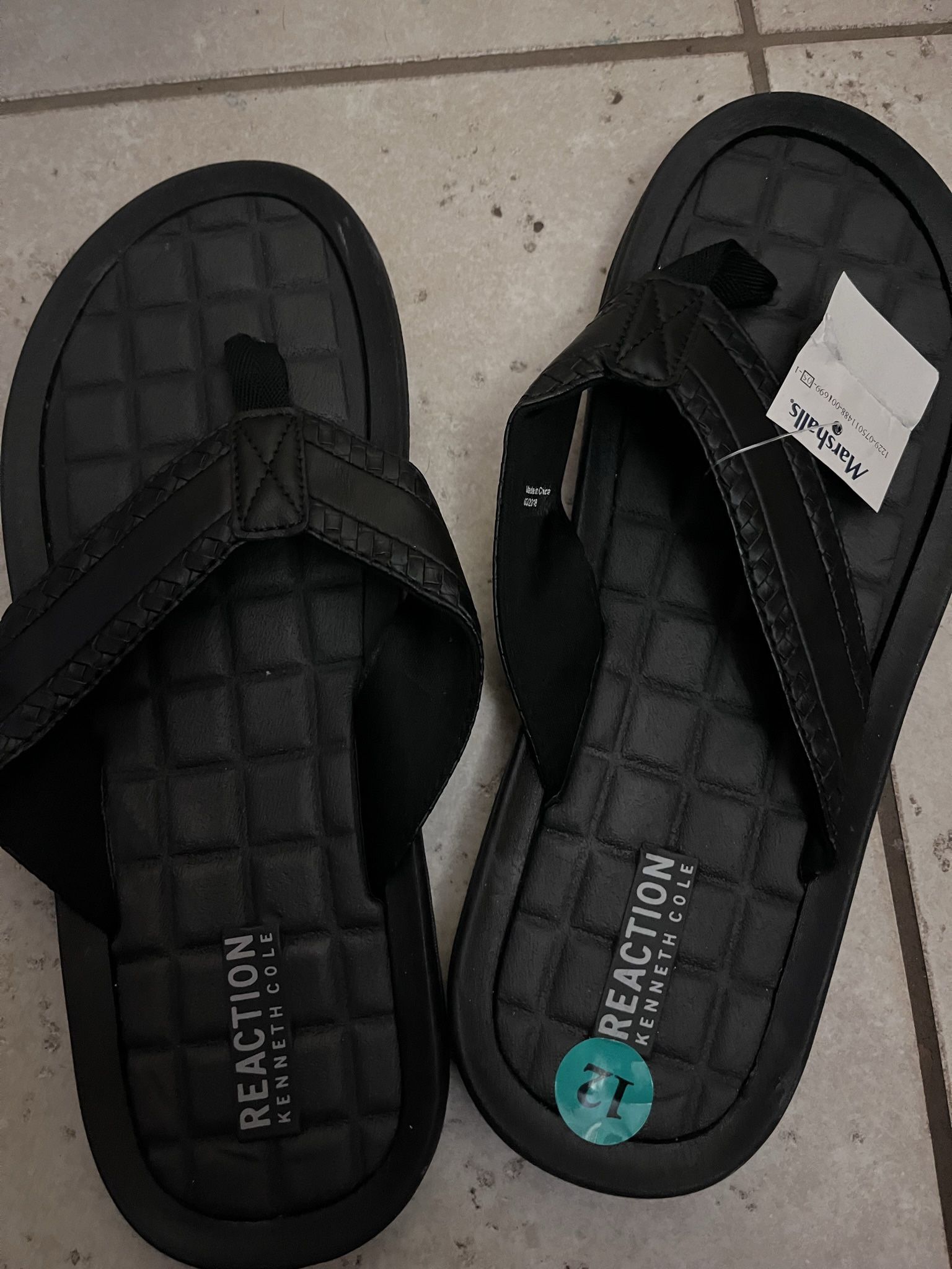 NWT Kenneth Cole Chanclas