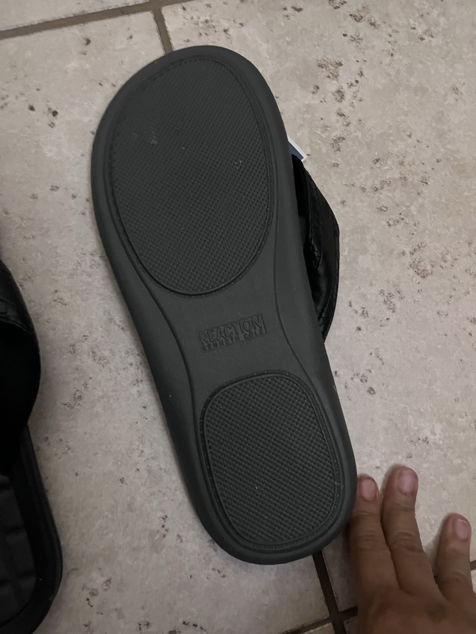 NWT Kenneth Cole Chanclas - photo 2