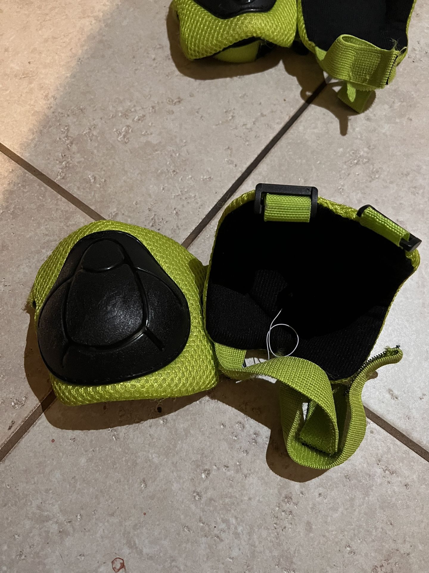 Kids Helmet And Pads - photo 2
