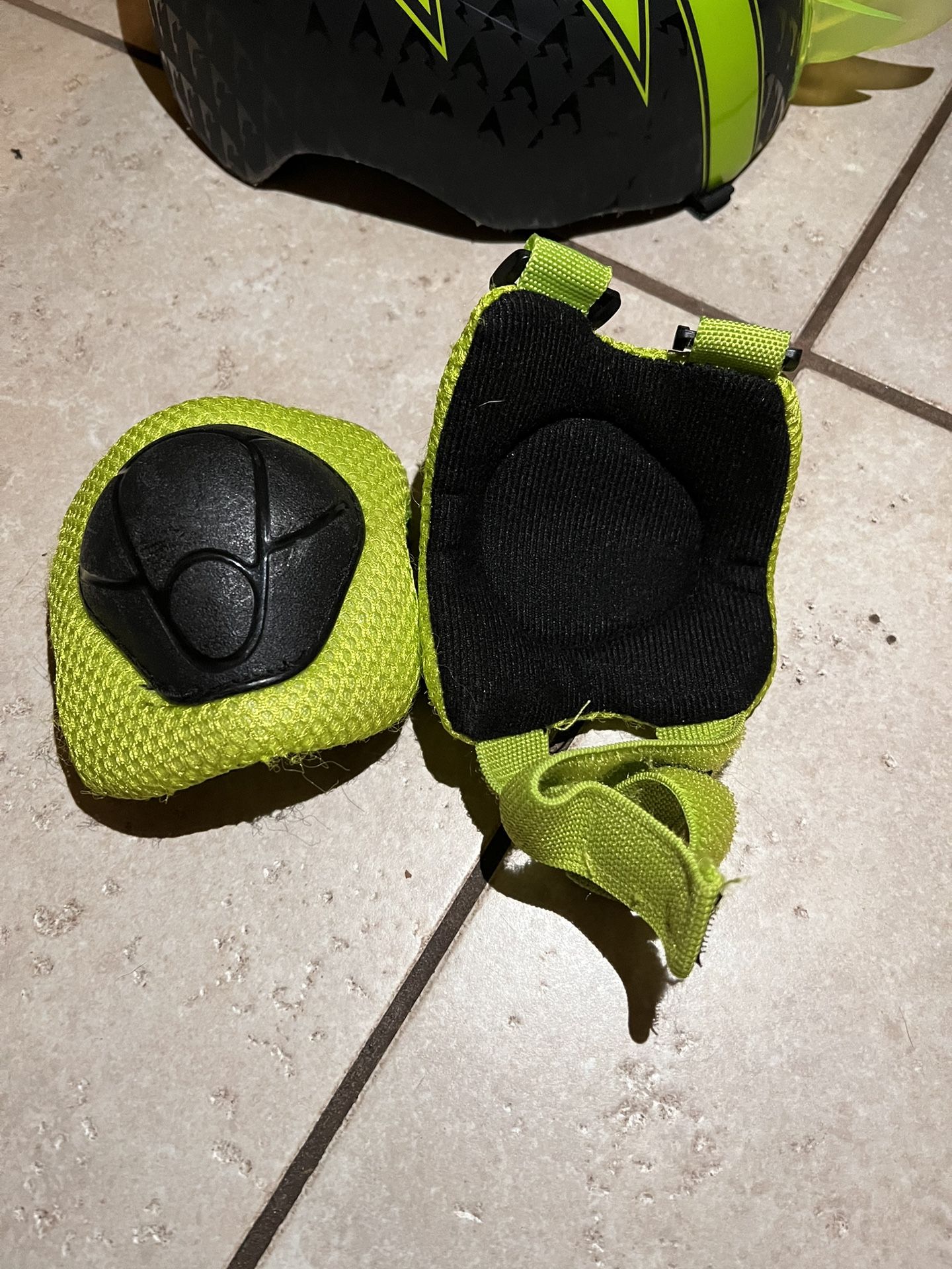 Kids Helmet And Pads - photo 4