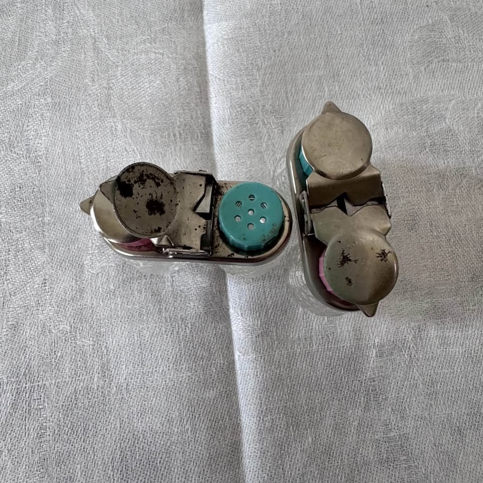 Vintage flip top salt and pepper - photo 3