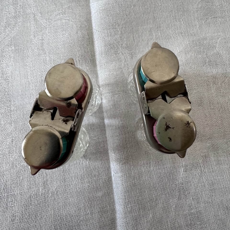 Vintage flip top salt and pepper - photo 5