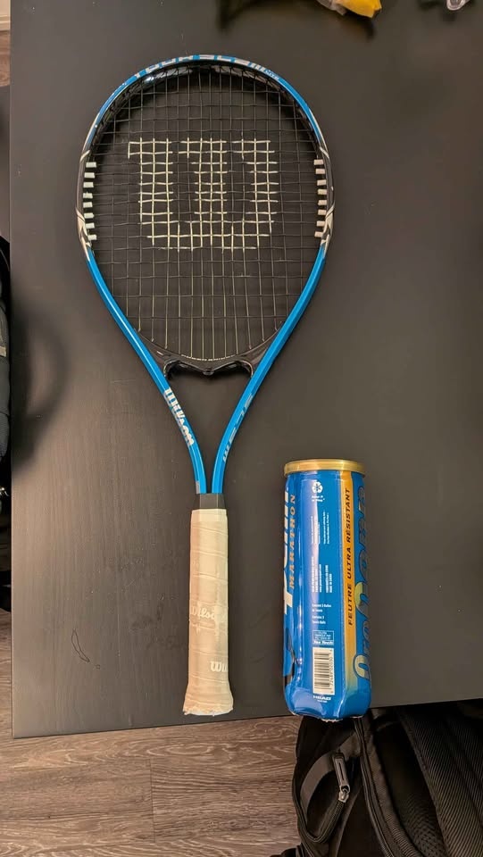 Wilson Tour Slam Lite Tennis Racket & Propenn Balls - photo 2