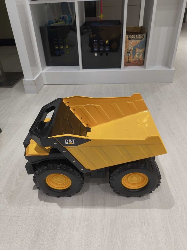 Caterpillar Toy Steel Dump Truck