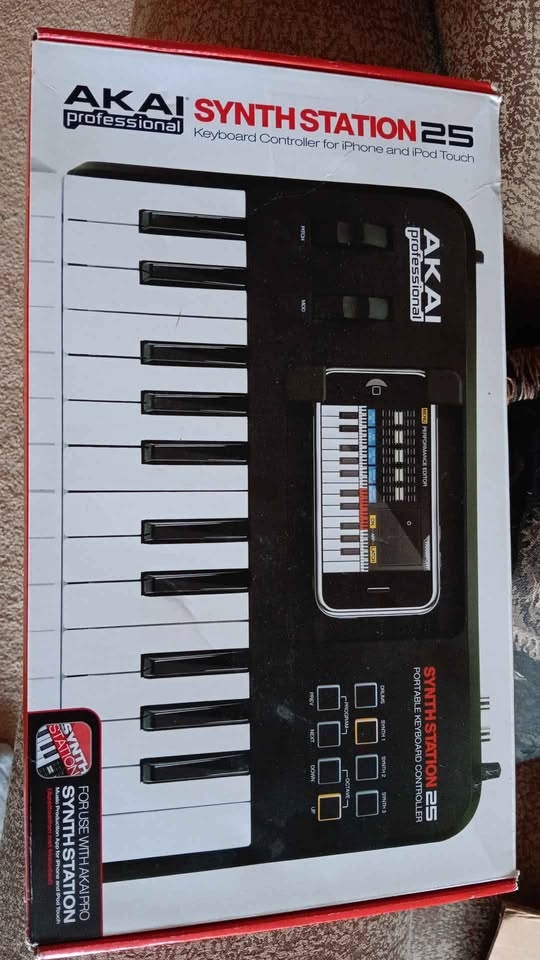 AKAI Synthstation 25 MIDI Controller in Box