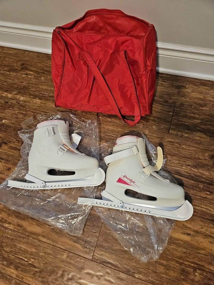 Freestyle Lange Ice Skates 8 with Red Bag