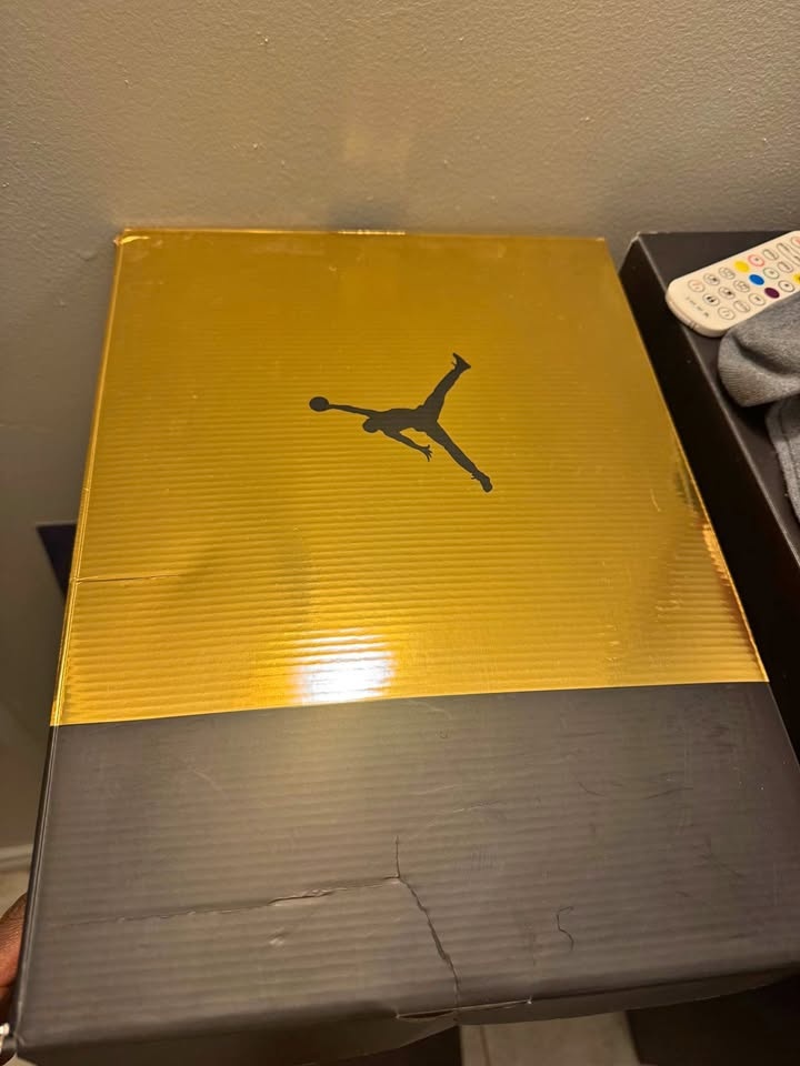 Air Jordan 6 Retro “Black/Gold” – Size 11