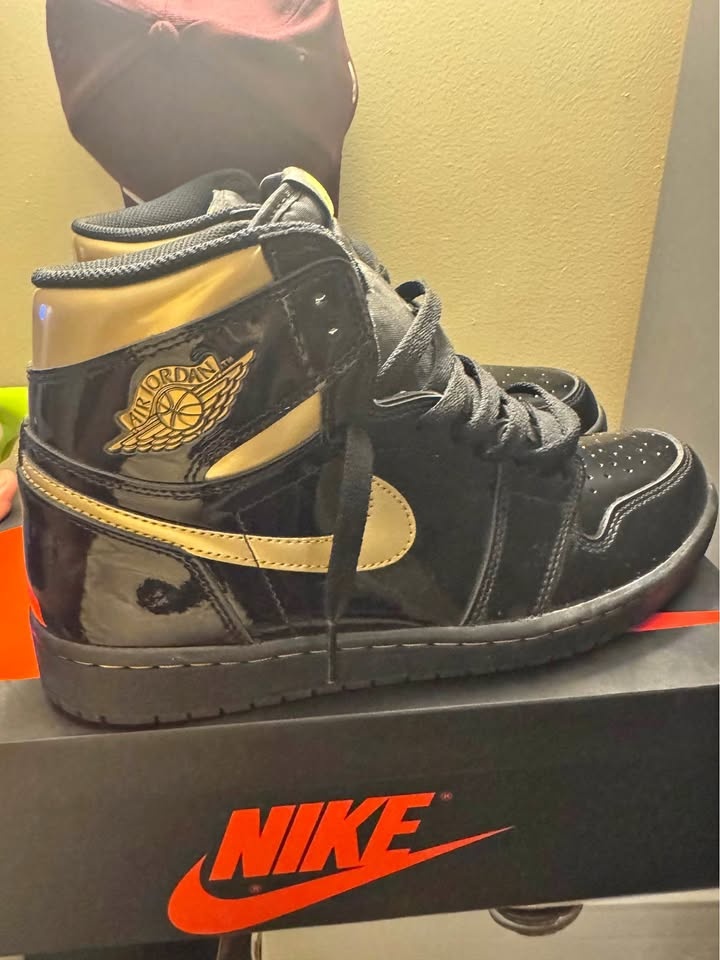 Air Jordan 1 Retro High OG “Black & Metallic Gold” – Size 10.5