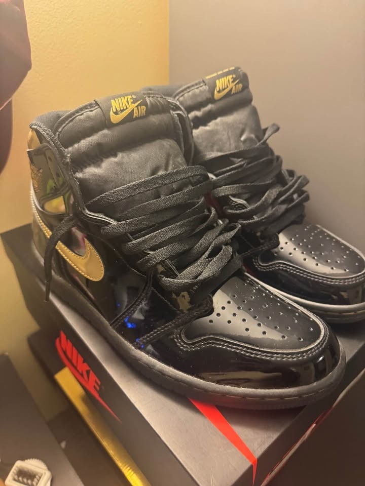 Air Jordan 1 Retro High OG “Black & Metallic Gold” – Size 10.5 - photo 2
