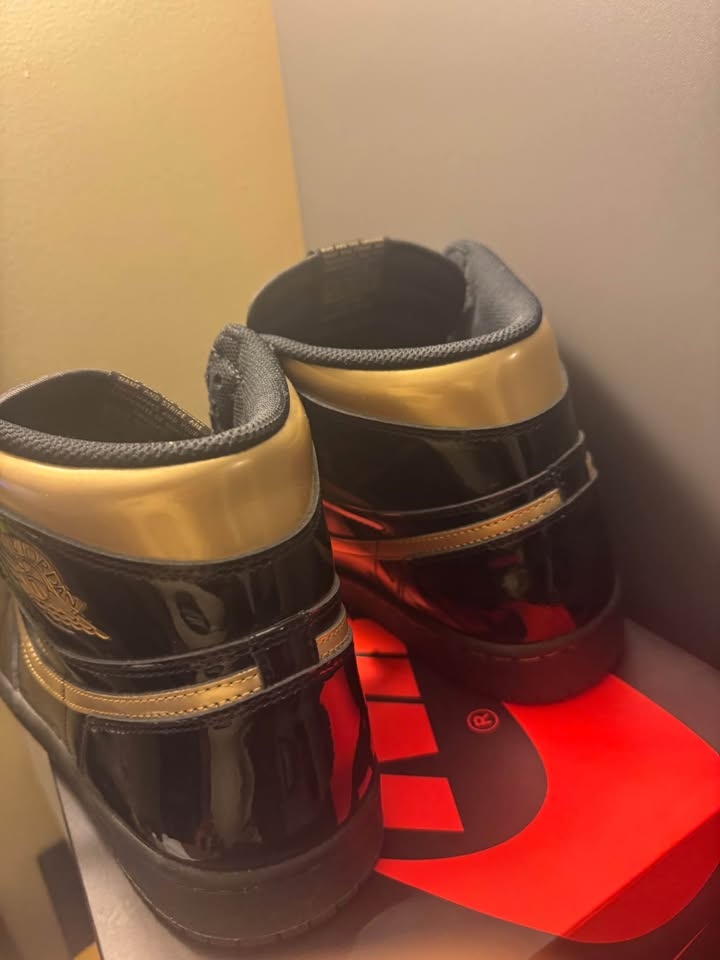 Air Jordan 1 Retro High OG “Black & Metallic Gold” – Size 10.5 - photo 3